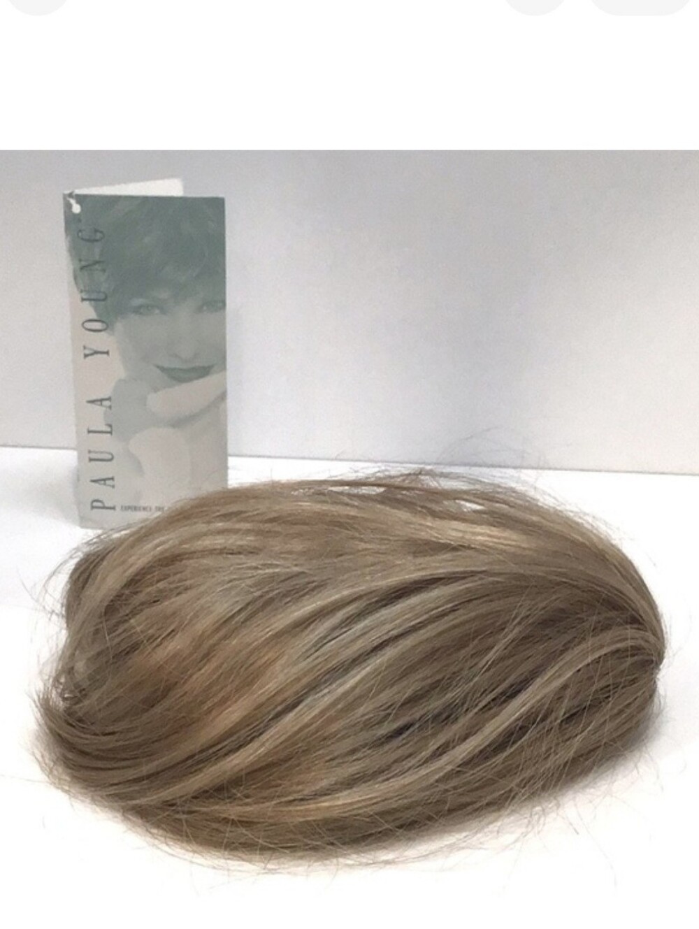 🌺 Paula Young Clip on Ponytail, Honey Blind